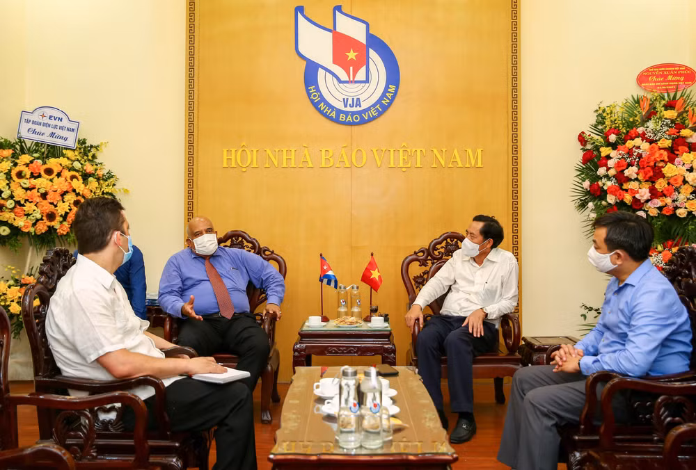 Chủ tịch Hội Nhà báo Việt Nam Thuận Hữu tiếp đồng chí Orlando Nicolás Hernández Guillén, Đại sứ đặc mệnh toàn quyền nước Cộng hòa Cuba tại Việt Nam. Ảnh: Sơn Hải