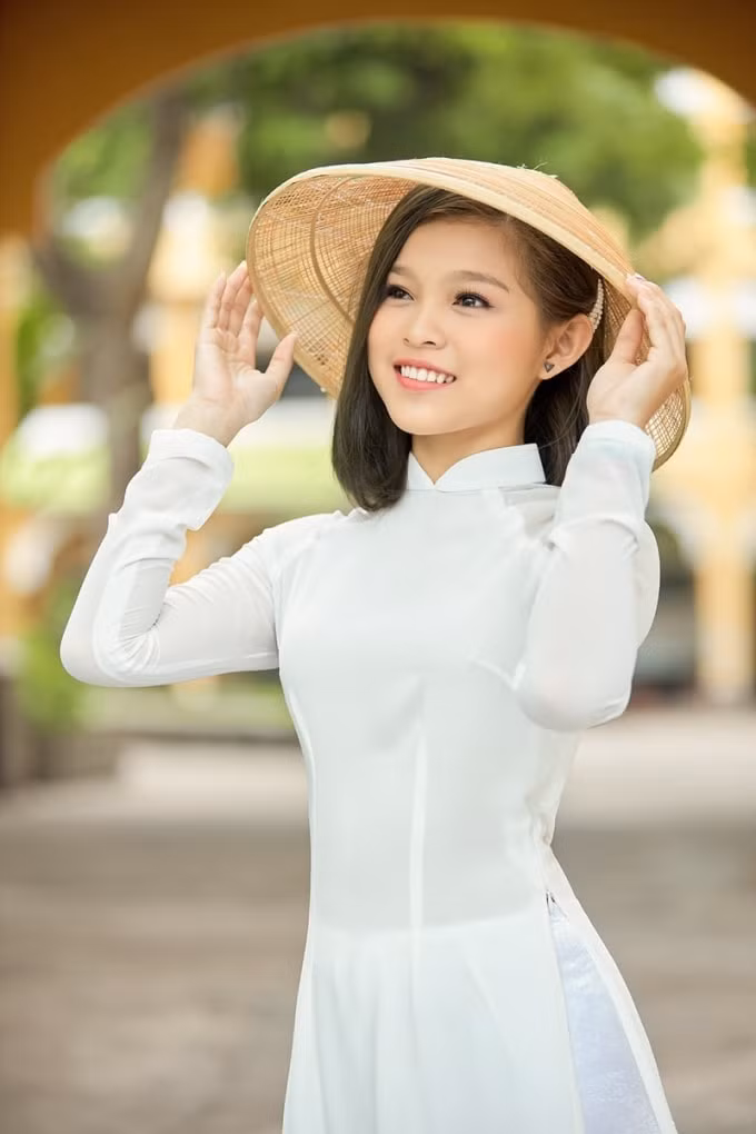 Tuyết Nhung sau khi được nhận nuôi đã trưởng thành và xinh đẹp hơn nhiều.