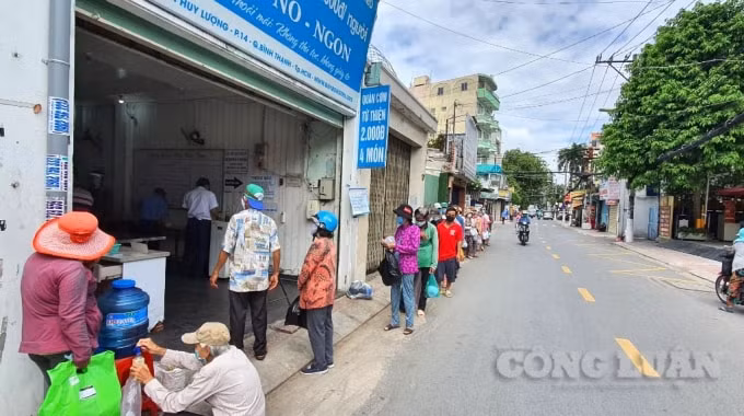 Ngoài những quán cơm miễn phí, thì hệ thống quán cơm nụ cười với 2 ngàn đồng cũng luôn được duy trì. Đến đây, người lao động được nhận phần ăn thoải mái, không cần phải lo thủ tục hay giấy tờ.