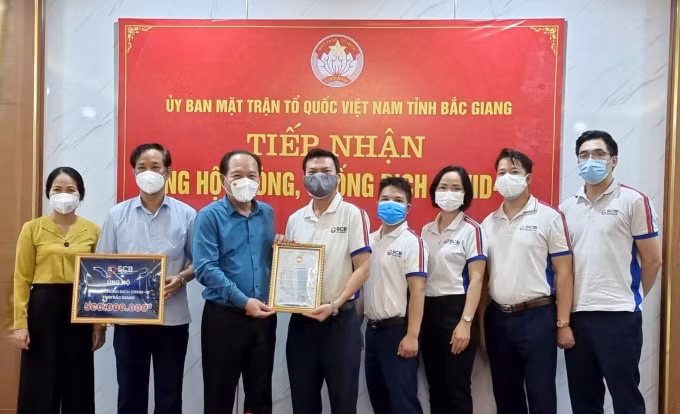 SCB trao tặng 500 triệu đồng cho UBMTTQ tỉnh Bắc Giang.