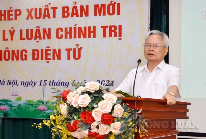 GS,TS. Tạ Ngọc Tấn, Phó Chủ tịch Hội đồng Lý luận Trung ương phát biểu tại lễ ra mắt Tạp chí Lý luận chính trị và Truyền thông điện tử.