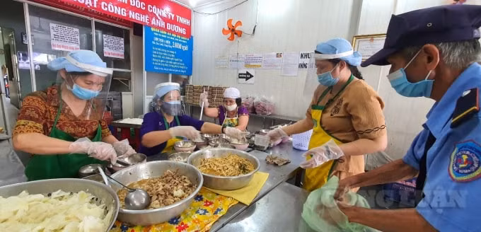 Để đảm bảo an toàn cho người nhận lẫn người phát, tất cả được yêu cầu giãn cách với nhau và đeo khẩu trang. Vừa phát cơm chị N.T Huyền chia sẻ: 