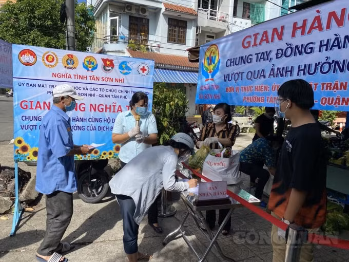 Ngoài các cá nhân, tổ chức xã hội thì trên địa bàn TP. HCM, UBMTTQVN của các phường/xã cũng thường xuyên tổ chức những gian hàng tình nghĩa nhằm chung tay, đồng hành cùng hộ dân khó khăn vượt qua dịch bệnh covid-19.
