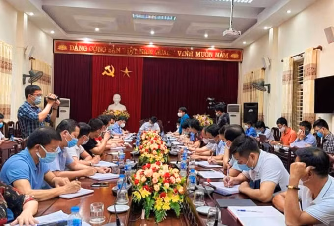 Đêm muộn ngày 15/6, sau khi xuất hiện ca nhiễm Covid-19 thứ 2 tại TP Vinh, Ban chỉ đạo phòng, chống dịch Covid-19 tỉnh tiến hành họp khẩn tại trụ sở Thành ủy Vinh
