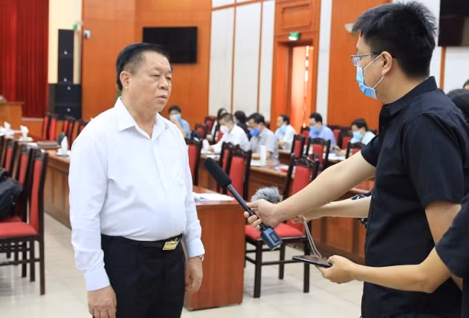 Bí thư Trung ương Đảng, Trưởng Ban Tuyên giáo Trung ương Nguyễn Trọng Nghĩa trả lời phỏng vấn phóng viên. Ảnh: Anh Thế