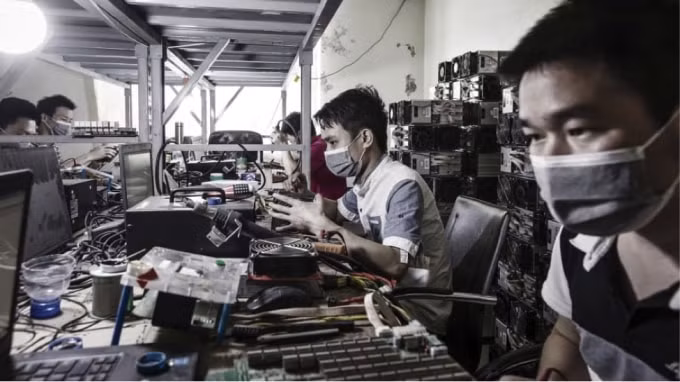 Các kỹ thuật viên tiến hành sửa chữa hệ thống khai thác Bitcoin tại một cơ sở khai thác do Bitmain điều hành ở Ordos, Nội Mông, Trung Quốc. Ảnh: CNBC.