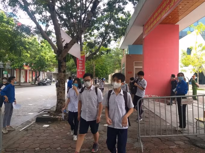 Các thí sinh tự tin vào bài thi môn Ngữ Văn (ảnh Trinh Phúc).