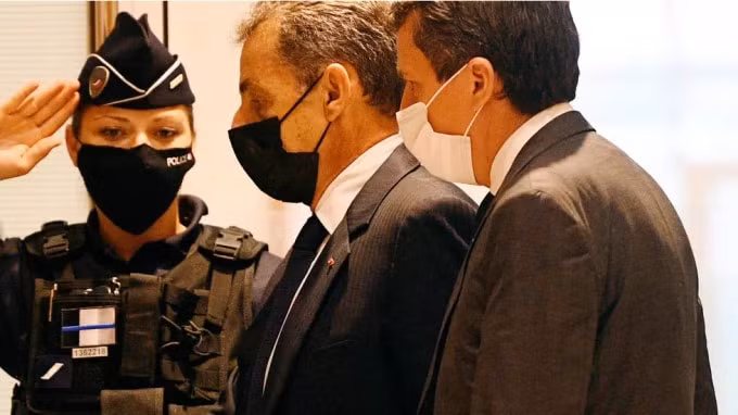 Cựu Tổng thống Pháp Nicolas Sarkozy đến tòa án ở Paris, ngày 15 tháng 6 năm 2021. © Christophe Archambault, AFP