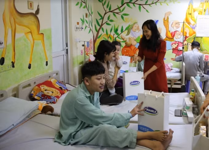 Đại diện Vinamilk trong một buổi đến thăm các bệnh nhi tại Viện tim Hà Nội