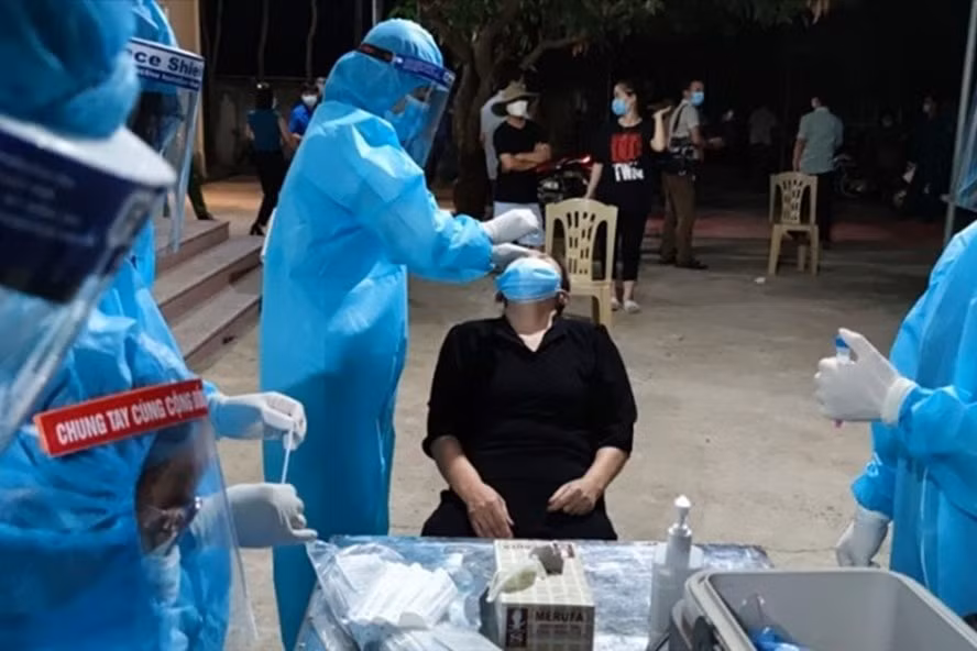 Lực lượng y tế lấy mẫu xét nghiệm sàng lọc Covid-19 cho người dân. Ảnh: minh họa