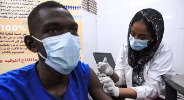 Số ca mắc COVID-19 tại châu Phi tăng gần 30% trong khi chiến dịch tiêm vaccine tiến triển chậm. Ảnh: AFP