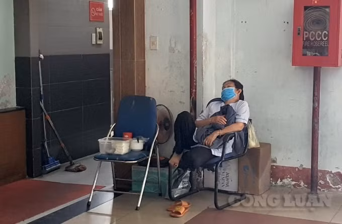 Chị lao công ngủ quên trên ghế ngay cửa phòng vệ sinh.