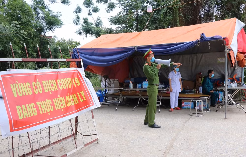 Chốt kiểm soát dịch bệnh COVID-19 tại xã Mão Điền, huyện Thuận Thành, tỉnh Bắc Ninh. (Ảnh: TTXVN)