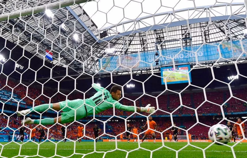 Depay mở tỷ số sớm cho tuyển Hà Lan từ chấm 11 m. Ảnh: Reuters
