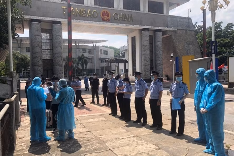 Lực lượng chức năng làm các thủ tục tiếp nhận 16 công dân do Trung Quốc trao trả. Ảnh: CAHG