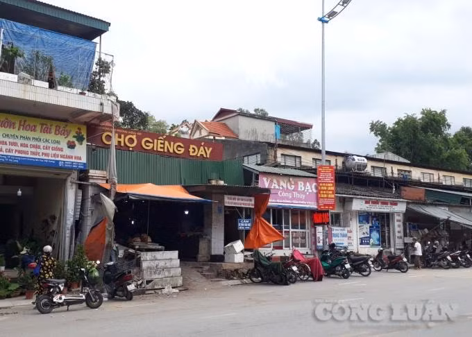 Chợ Giếng Đáy được hình thành từ năm 1994, đang xuống cấp cần được đầu tư xây dựng. Ảnh: Nguyễn Quân.