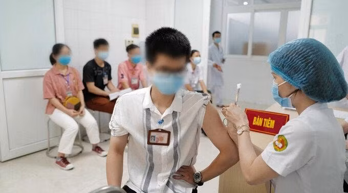 Hình ảnh người tình nguyện tiêm thử nghiệm vaccine Nanocovax tại Học viện Quân y, ngày 11/6. Ảnh: vnexpress.vn