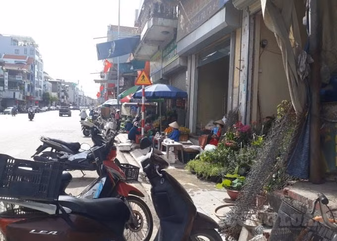 Người dân bày hàng hóa tràn ra cả vỉa hè tại mặt trước chợ Giếng Đáy, rất cần chính quyền địa phương lập lại trật tự để đảm bảo mỹ quan đô thị, an toàn giao tông. Ảnh: Nguyễn Quân.