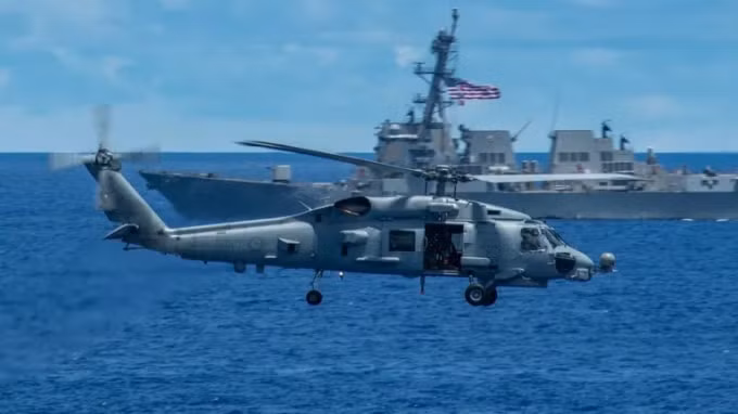 Một chiếc MH-60R Sea Hawk của Úc bay ngang qua tàu USS Mustin trong cuộc tập trận ba bên với Hải quân Hoa Kỳ và Lực lượng Phòng vệ Hàng hải Nhật Bản. Ảnh: Hải quân Hoa Kỳ cung cấp