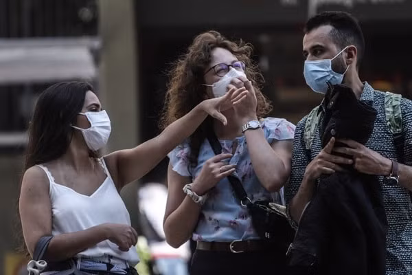 Người dân đeo khẩu trang phòng dịch COVID-19 tại Sao Paulo, Brazil. Ảnh: THX