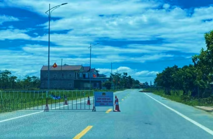 Lực lượng chức năng huyện Nghi Xuân lập chốt phong tỏa tạm thời 3 thôn ở xã Cương Gián