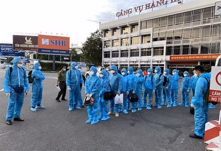 13 người nhập cảnh trái phép bị trục xuất về nước. Ảnh: CACC