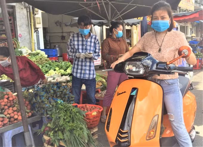 Hoa và trái cây đã chuẩn bị từ hôm trước, sáng nay nhiều người mới đến chợ mua thêm bánh ú lá tre, cơm rượu.