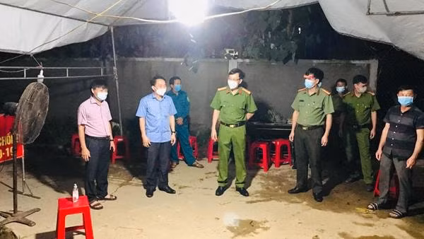Hương Sơn tiếp tục lập chốt và lấy mẫu xét nghiệm Covid 19 trong đêm