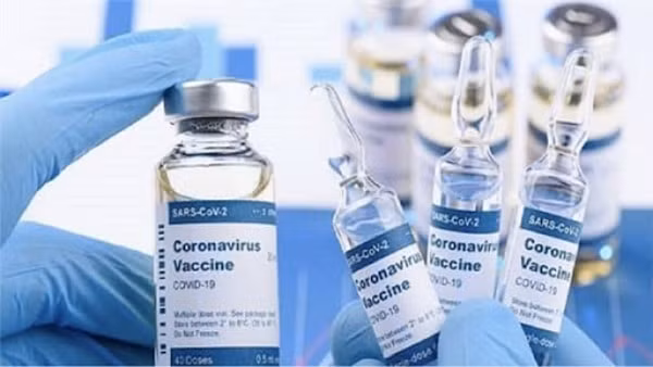Phó Thủ tướng Vũ Đức Đam lưu ý cần tránh tình trạng tranh mua, đẩy giá vaccine COVID-19 lên cao. Ảnh minh họa
