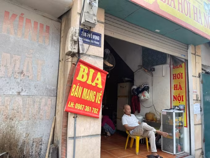 Do không được kinh doanh tại chỗ, nhiều quán bia, quán nhậu trong mùa dịch đã chuyển hẳn sang mô hình kinh doanh online. (Ảnh: Việt Vũ)