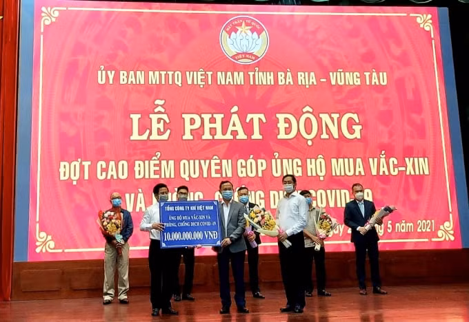 Đại diện lãnh đạo PV GAS ủng hộ 10 tỷ đồng cho Quỹ vắc xin phòng dịch COVID-19 tỉnh BR-VT.
