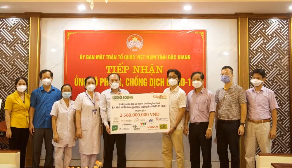 Ông Nguyễn Chí Long - Phó Tổng Biên tập Báo Gia đình và Xã hội trao tặng quà hỗ trợ cho Ủy ban Mặt trận Tổ quốc Việt Nam tỉnh Bắc Giang. Ảnh: skđs