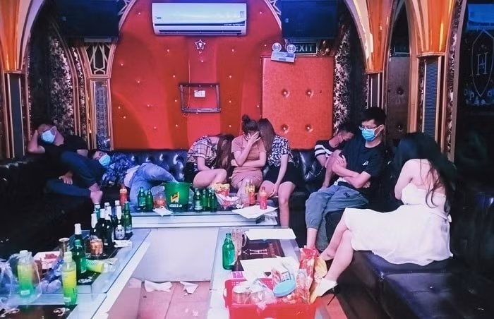 Mặc dù đã có lệnh cấm nhưng quán karaoke New 5 sao vẫn mở cửa đón khách. Ảnh: vtc.vn