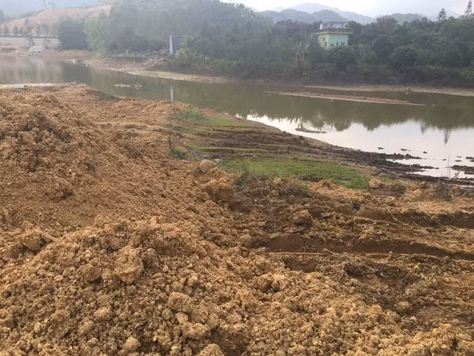 Hồ thủy lợi Trại Trâu bị biến dạng. Ảnh: Người dân cung cấp.