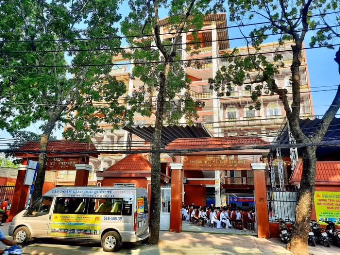 Trường Nam Việt vừa công bố giảm đến 50% học phí cho học sinh bị ảnh hưởng bởi dịch Covid -19. Đồng thời chỉ thu 80% học phí trong thời gian dạy trực tuyến.