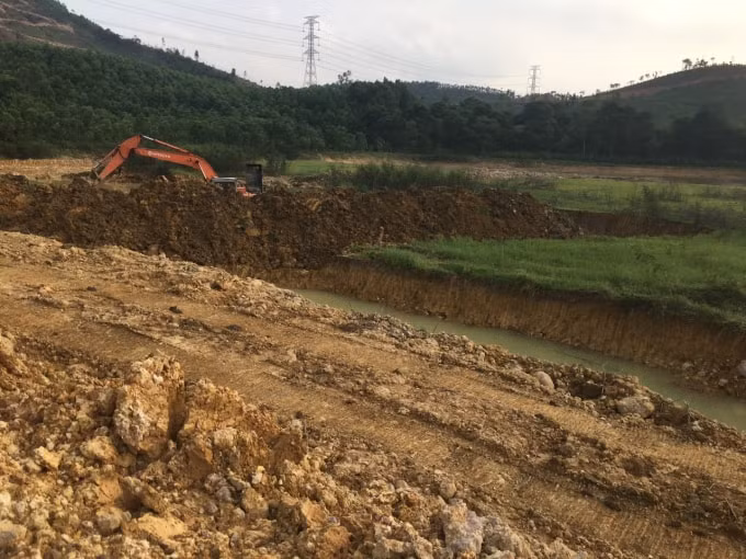 Máy móc đào xới hồ thủy lợi Trại Trâu. Ảnh: Người dân cung cấp.