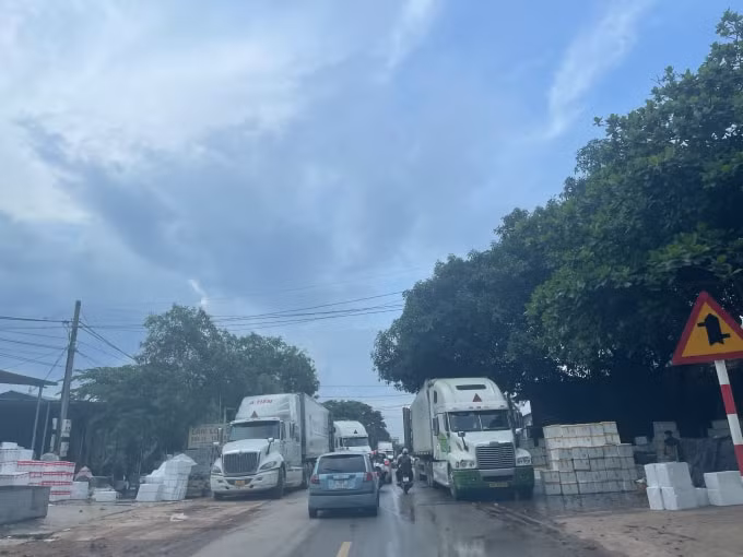 Quốc lộ 31 - Con đường huyết mạch tiêu thụ vải thiều chính vụ năm nay sẽ được phần luồng và tổ chức giao thông hợp lý phục vụ cho thương lái mua vải. Ảnh: Dương Lâm