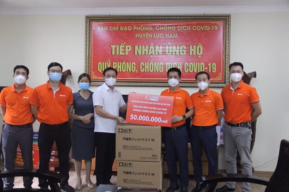 Đại diện Ngân hàng Thương mại cổ phần Hàng Hải Việt Nam và Hội Nhà báo tỉnh Bắc Giang trao tặng quà cho huyện Lục Nam và các doanh nghiệp tại khu công nghiệp Đình Trám và Song Khê - Nội Hoàng. Ảnh: Công Nguyên