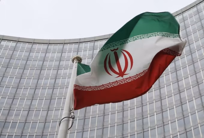 Mỹ đã gỡ lệnh cấm đối với ba cựu quan chức và hai công ty của Iran - Ảnh: Reuters