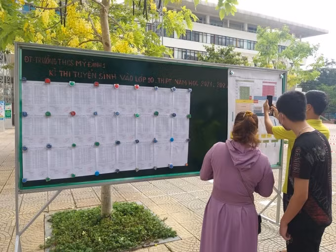 Phụ huynh và học sinh đến xem danh sách và sơ đồ phòng thi (ảnh Trinh Phúc).