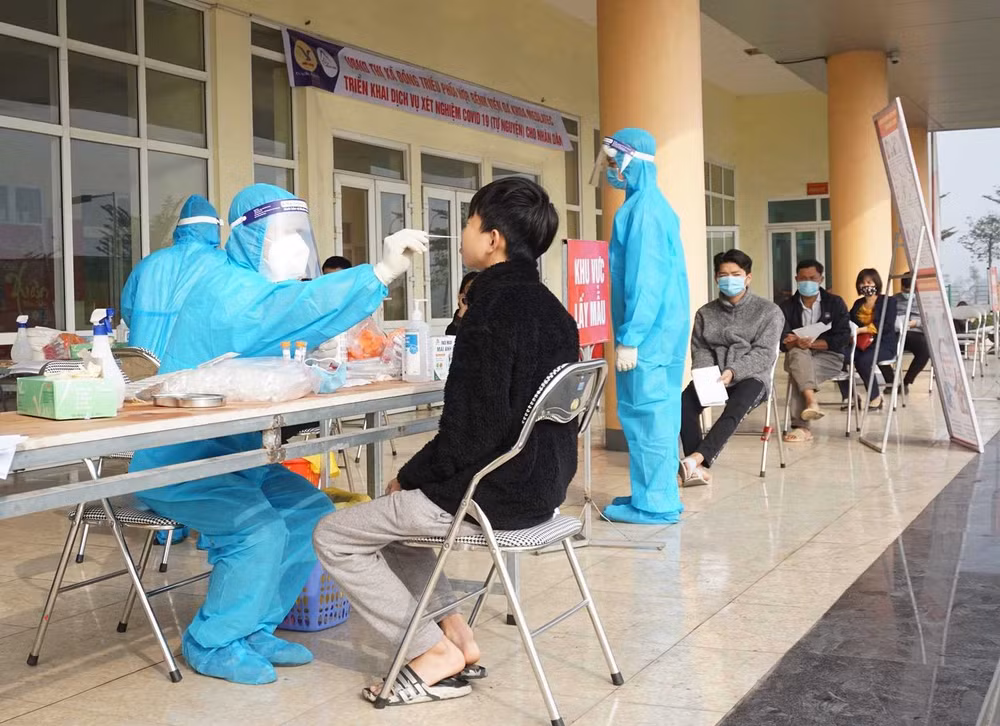 Lực lượng y tế lấy mẫu xét nghiệm Covid-19. Ảnh: minh họa