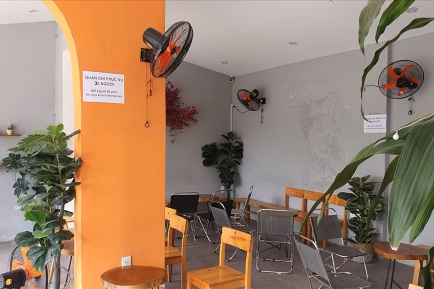 Từ 0h ngày 11/6, các lĩnh vực như nhà hàng, quán ăn, cà phê được phục vụ 50% công suất. Ảnh: minh họa