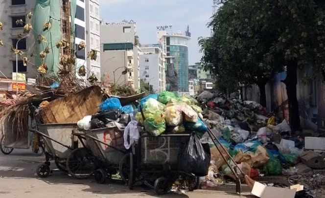 Rác thải giữa trung tâm thành phố Hạ Long ùn ứ do Nnà máy xử lý rác thải dừng tiếp nhận rác (năm 2017). Ảnh: Nguyễn Hùng