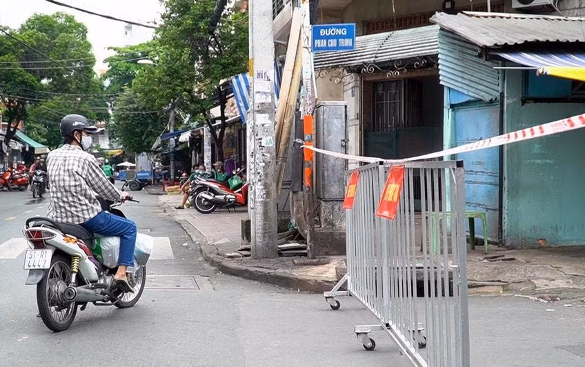 Lực lượng chức năng căng dây phong tỏa đường Phan Chu Trinh vào sáng 10/6. Ảnh: TL