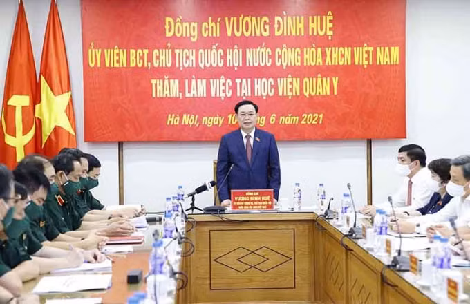Chủ tịch Quốc hội Vương Đình Huệ phát biểu tại buổi làm việc với Học viện Quân y.