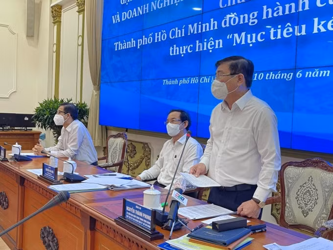 Chủ tịch Nguyễn Thành Phong (đứng) gặp gỡ các doanh nghiệp.