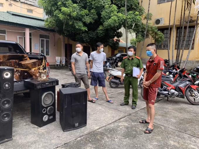 Các đối tượng (từ trái qua phải): Tân, Hải, Long, Quân và các tang vật thu được.