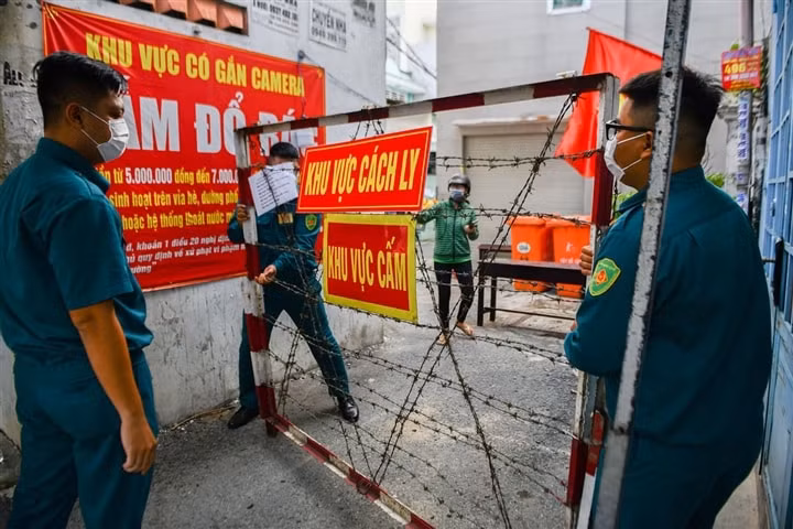 Lực lượng chức năng đã kéo rào chắn, gỡ phong tỏa hẻm 415 Nguyễn Văn Công, phường 3, quận Gò Vấp. Ảnh: Zingnews.vn