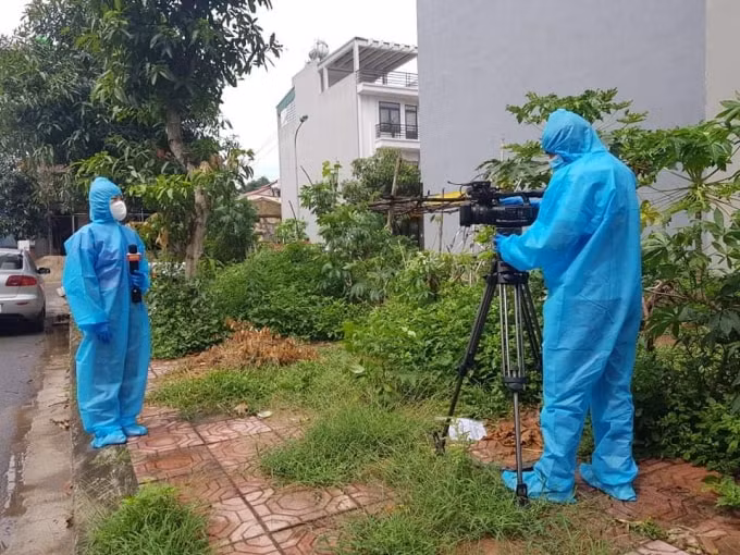 Nhà báo Trần Thị Thanh Huyền - Đài PTTH Bắc Giang tác nghiệp ở một khu vực cách ly.