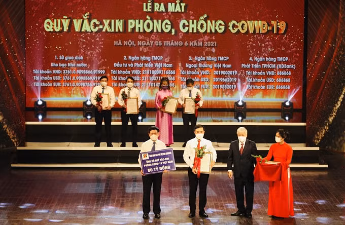 Đại diện Agribank, đồng chí Phạm Đức Ấn - Bí thư Đảng ủy, Chủ tịch HĐTV Agribank trao ủng hộ 60 tỷ đồng Quỹ&nbsp;Vắc - xin&nbsp;phòng chống Covid-19.